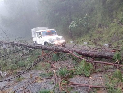  सुदूरपश्चिमका  दुई राजमार्ग पहिरोका कारण अवरुद्ध 